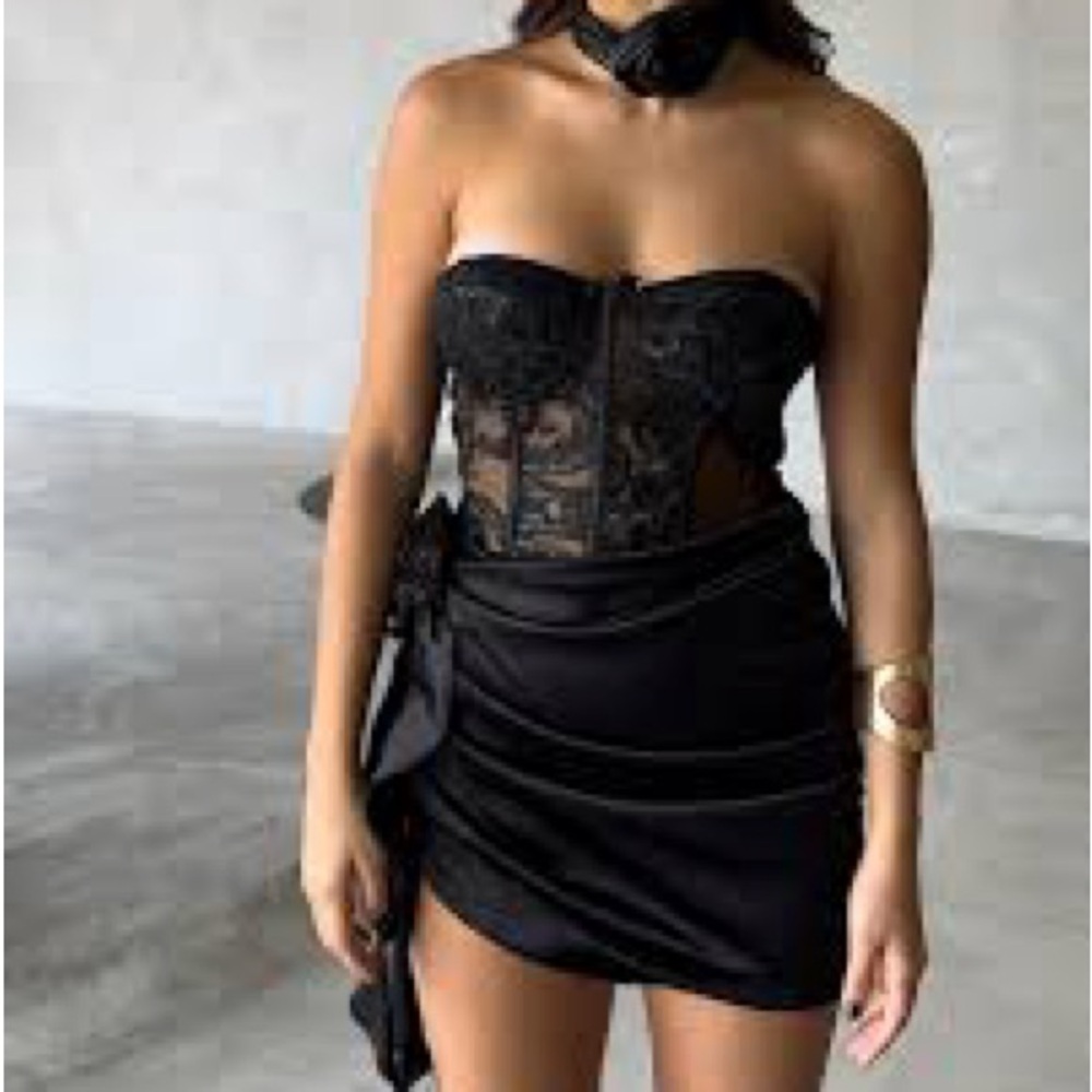 Elegant Black Lace Corset Dress - Picture 5 of 16